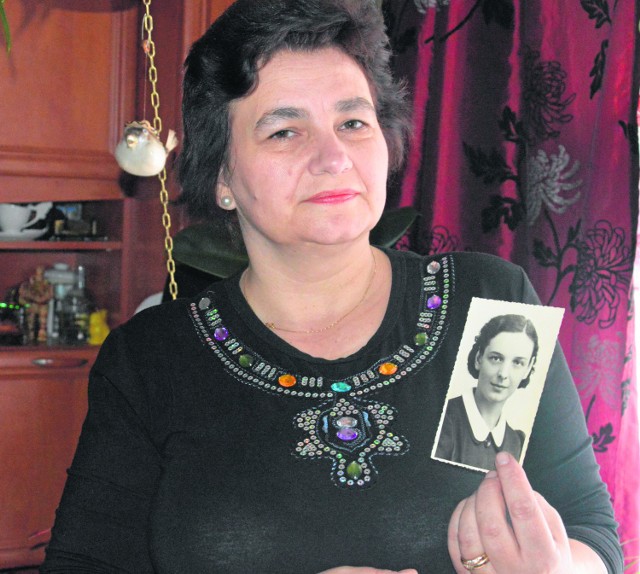 Prawnuczka Walentego Cyły z fotografią swojej babci, Bronisławy Stomy, której mąż zginął w Katyniu