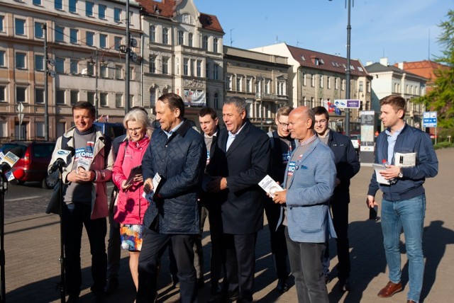 Były szef polskiej dyplomacji obecnie kandydujący w wyborach do Parlamentu Europejskiego spotkał się dzisiaj z wyborcami na rondzie Jagiellonów w Bydgoszczy. Przestrzegał przed PiS-em, który według niego doznał w ostatnim czasie "damasceńskiego przemienienia", a jego politycy zamienili się w euroentuzjastów. Odniósł się także do sprawy restytucji mienia żydowskiego.



