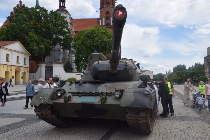 Piknik Militarny w Białymstoku. Czołg na Rynku Kościuszki