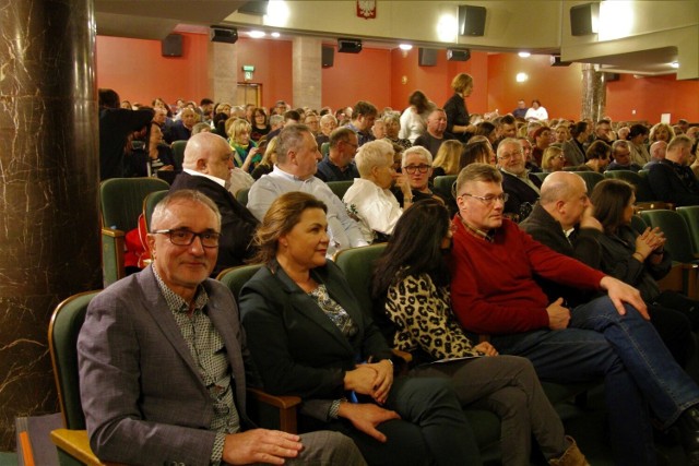 Miłośnicy humoru i poezji Andrzeja Poniedzielskiego licznie przybyli na koncert do Wojewódzkiego Domu Kultury w Kielcach.