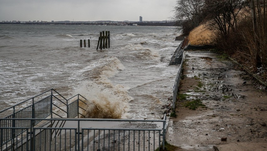 Sztorm na Bałtyku 2.01.2019. Plaża w Gdyni Orłowie