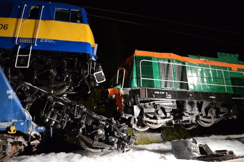 Zderzenie dwóch pociągów w Tczewie. Ranny został jeden z maszynistów [ZDJĘCIA]