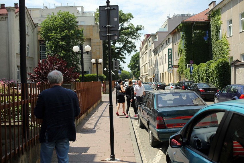 Kraków. Niepełnosprawny zaparkował i musi płacić karę