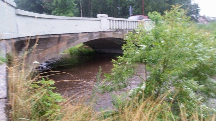 W gminie Mysłakowice stan ostrzegawczy osiągnęła już rzeka...