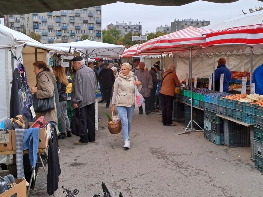 Kieleckie bazary w piątek 30 września. Wiele osób wybrało się na zakupy. Co szło najlepiej? Zobacz zdjęcia