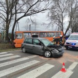 Wypadek pod Warszawą. Autobus szkolny zderzył się z samochodem osobowym