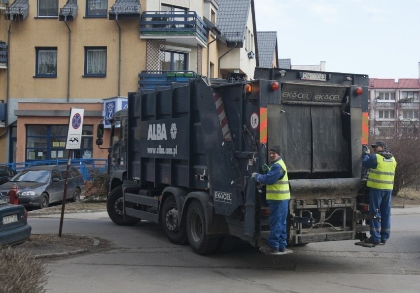 Wywóz śmieci jest dziś kosztowny. I dla gmin, i dla...