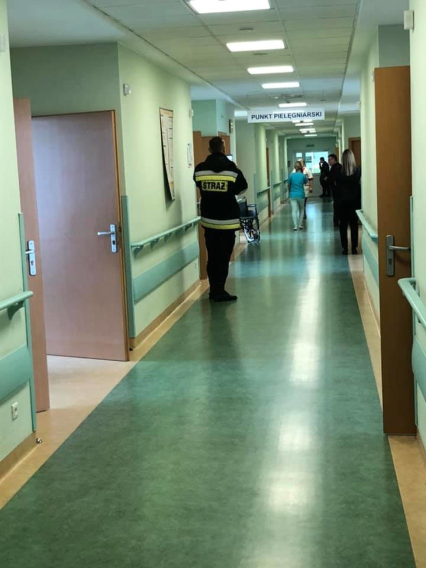 Ewakuacja pacjentów w Szpitalu Powiatowym w Radomsku. Ćwiczenia strażaków [ZDJĘCIA]