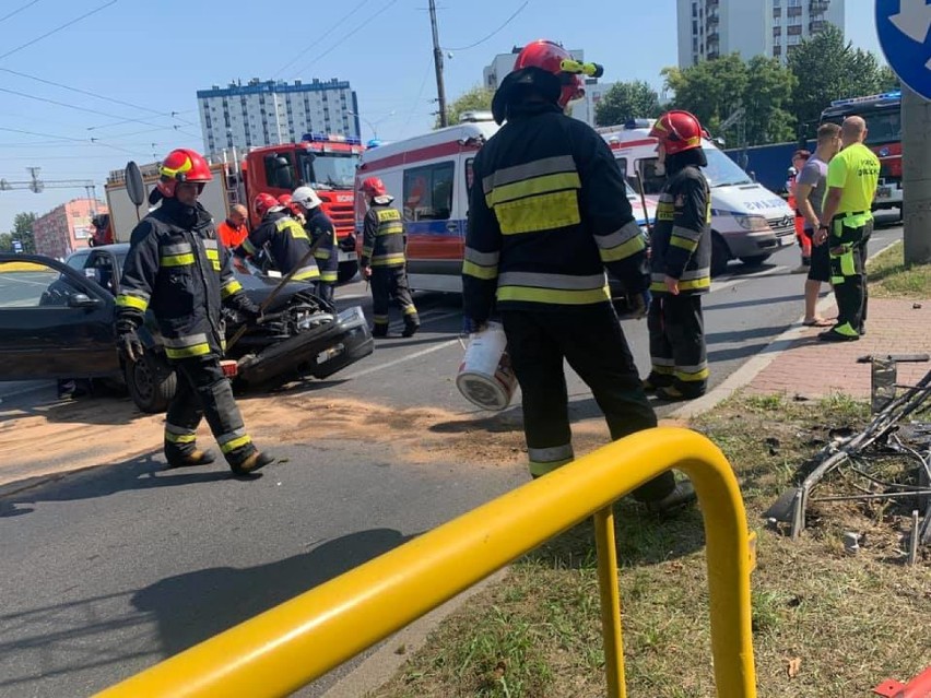 Dąbrowa Górnicza: kierowca zasłabł. Auto uderzyło w bramownicę na rondzie na Redenie [ZDJĘCIA]