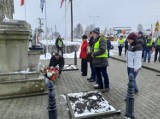 W Jastrzębiu uczczono 78. rocznicę Marszu Śmierci. Oddano hołd poległym więźniom Auschwitz, składając kwiaty i paląc znicze