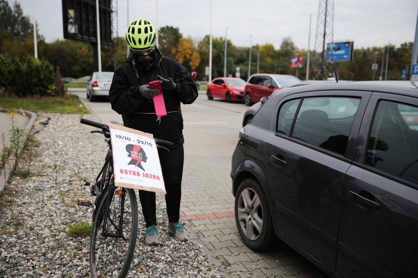 Kraków. Ostra jazda, czyli samochodowy protest przeciwko łamaniu praw kobiet [ZDJĘCIA]