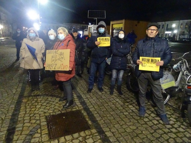 Protest przeciw lex TVN na sieradzkim Rynku