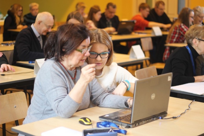 Starogard. Młodzież oswaja seniorów z komputerem i internetem [ZDJĘCIA]