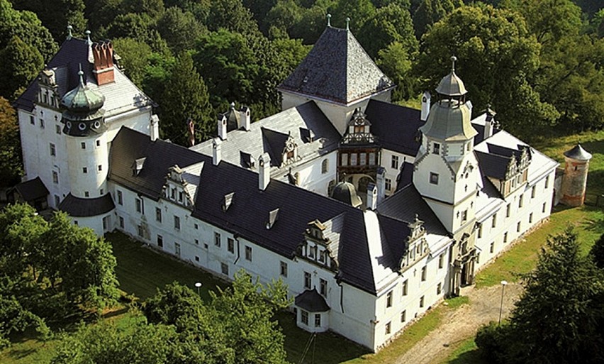 Zamek w Dąbrowie w powiecie opolskim