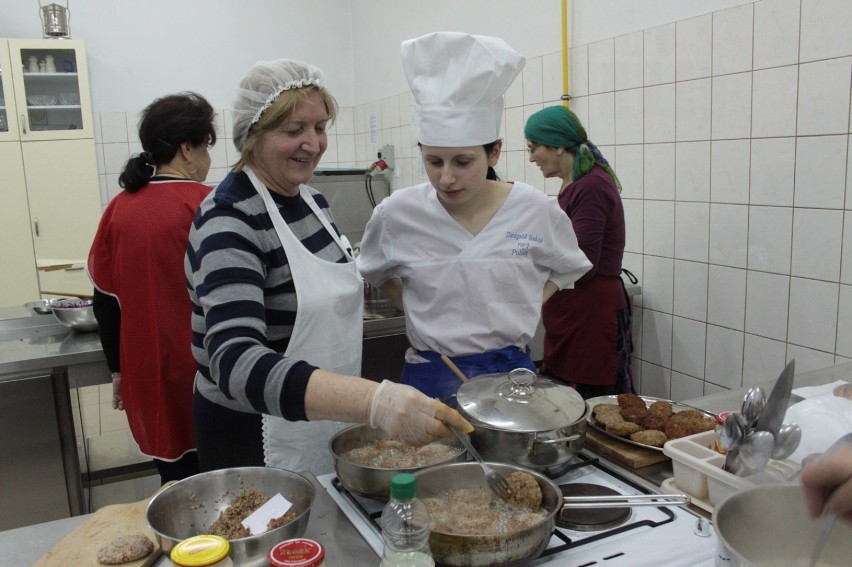 Puławscy seniorzy gotowali z młodzieżą
