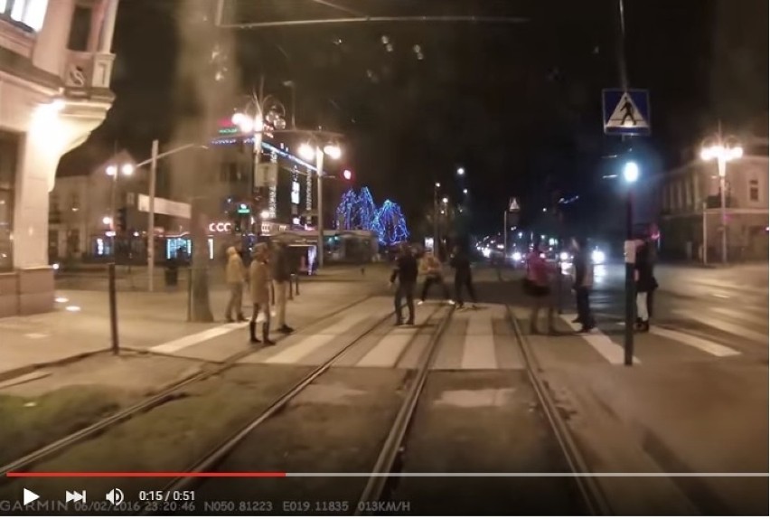 Częstochowa: Bijatyka w centrum miasta na torach tuż przed tramwajem [ZDJĘCIA, FILM]