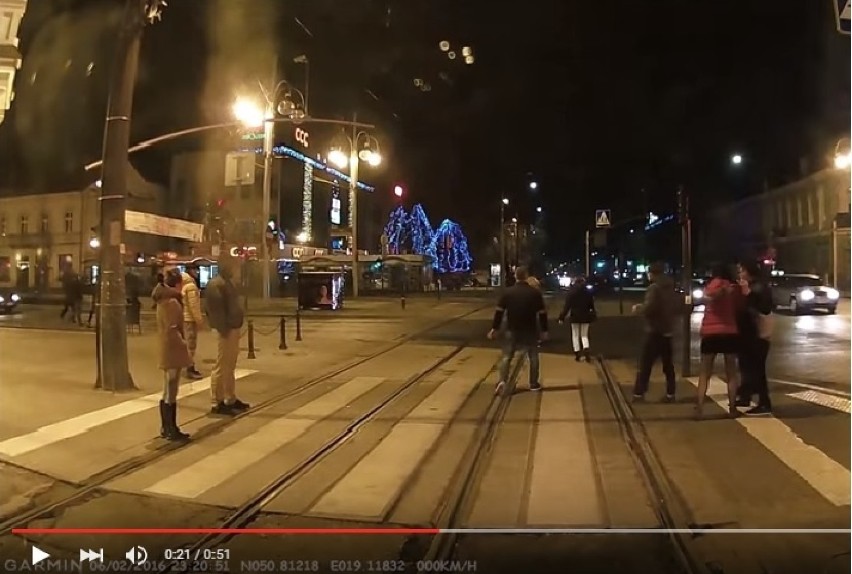 Częstochowa: Bijatyka w centrum miasta na torach tuż przed tramwajem [ZDJĘCIA, FILM]