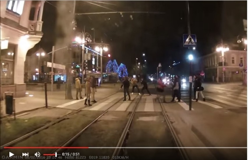 Częstochowa: Bijatyka w centrum miasta na torach tuż przed tramwajem [ZDJĘCIA, FILM]