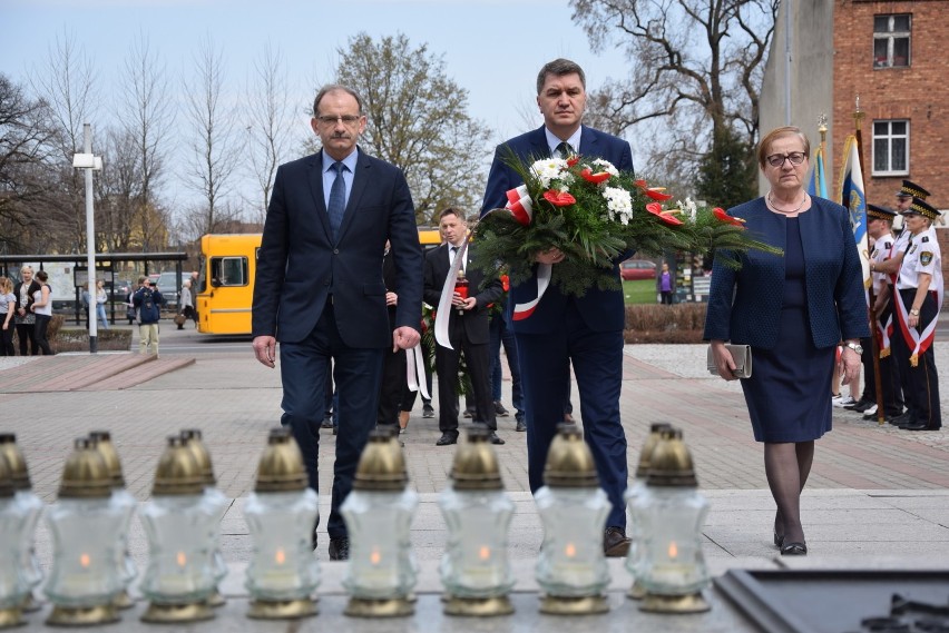 Oświęcim. W 8. rocznicę katastrofy lotniczej pod Smoleńskiem oddano hołd jej ofiarom na placu Tadeusza Kościuszki