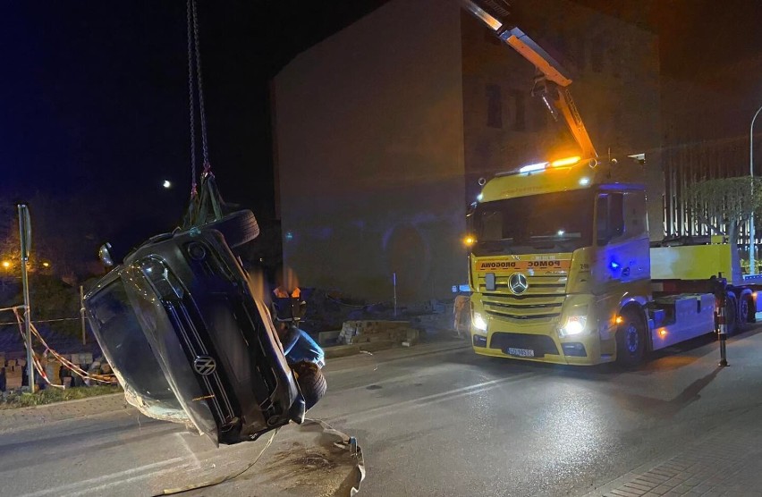 Wypadek w Wejherowie (06.05.2022). Kierujący volkswagenem wypadł z drogi i wjechał do rowu [ZDJĘCIA]