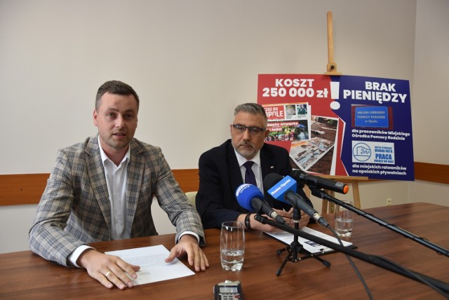 Radni Sławomir Batko (z lewej) i Tomasz Gabor na konferencji prasowej mówili o konieczności wyjaśnienia kwestii związanych z kosztami wydawania biuletynu "Czas na Opole".