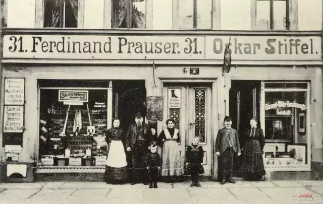 Lata 1919-1921
Sklepy Ferdinanda Prausera i Oskara Stiffela przy ul. Wrocławskiej. Budynek nie istnieje.
