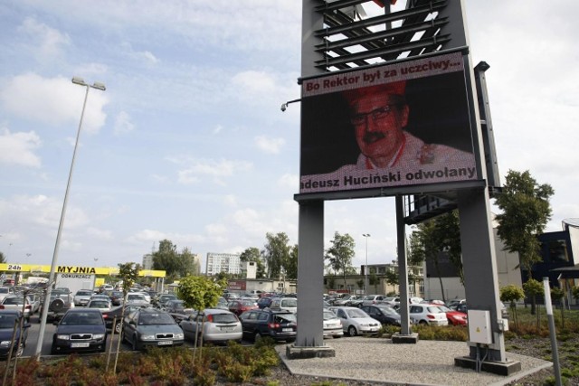 Rektor AWFiS walczył o swoje dobre imię za pomocą billboardu.