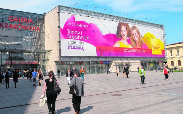 Pstrokate reklamy kłują po oczach przechodniów na placu Jana Nowaka-Jeziorańskiego