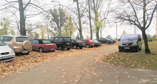 Parkujące auta na dzikim parkingu. Mieszkańcy się skarżą, że jeżdżą po deptaku na osiedlu