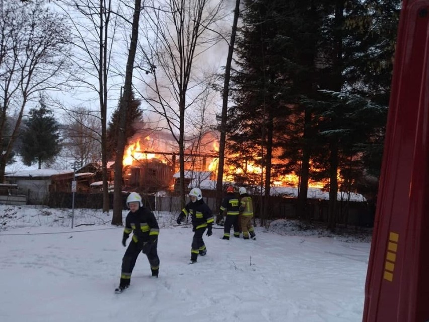 Duży pożar w Husowie w powiecie łańcuckim. Spłonął budynek gospodarczy. W akcji 11 jednostek strażaków z PSP i OSP [ZDJĘCIA]