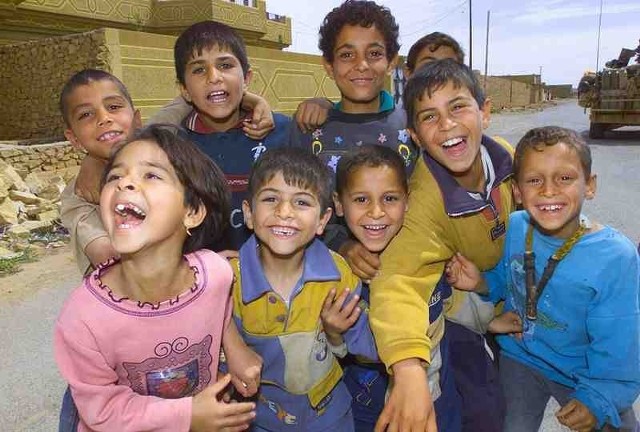 Źródło: http://commons.wikimedia.org/wiki/File:US_Navy_030412-A-9330B-093_A_group_of_Iraqi_children_pose_for_a_photo_while_their_parents_receive_humanitarian_daily_rations_%28HDR%27s%29_and_water_in_the_town_of_Ar_Rutba.jpg