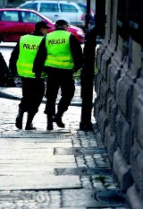 Wybił szybę w aucie. Jelenia Góra: policja zatrzymała wandala