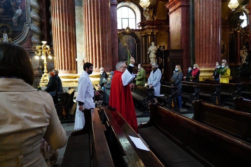 Obecnie w nabożeństwach może uczestniczyć jedna osoba na 20...