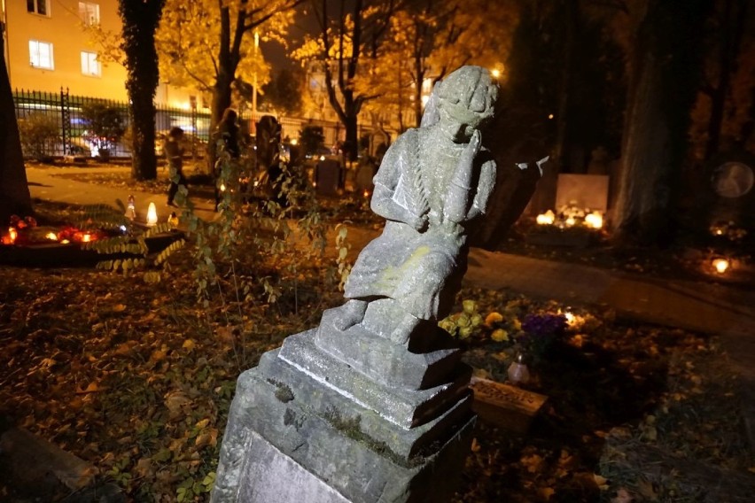 Nasz fotoreporter odwiedził wieczorem Cmentarz Jeżycki w...