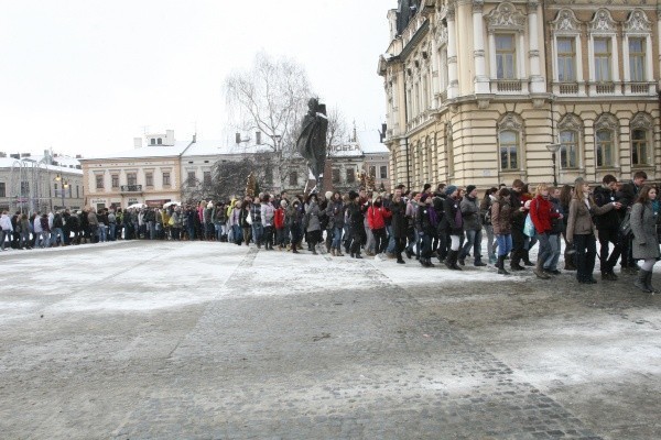 Nowy Sącz: zatańczyli poloneza przed ratuszem (ZDJĘCIA)