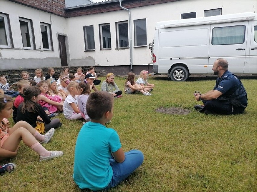 Policjant spotkał się z dziećmi - po to, by wakacje były bezpieczne