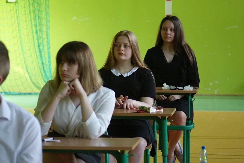 Egzamin ósmoklasistów. Tak było w szkole w Dobrzelowie. Dziś matematyka!