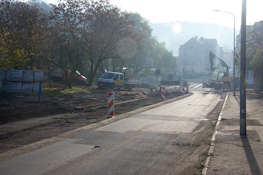 Trwa remont ulicy Niepodległości w Wałbrzychu. Zobaczcie, ile już tutaj zrobiono [9.11.202 ZDJĘCIA]