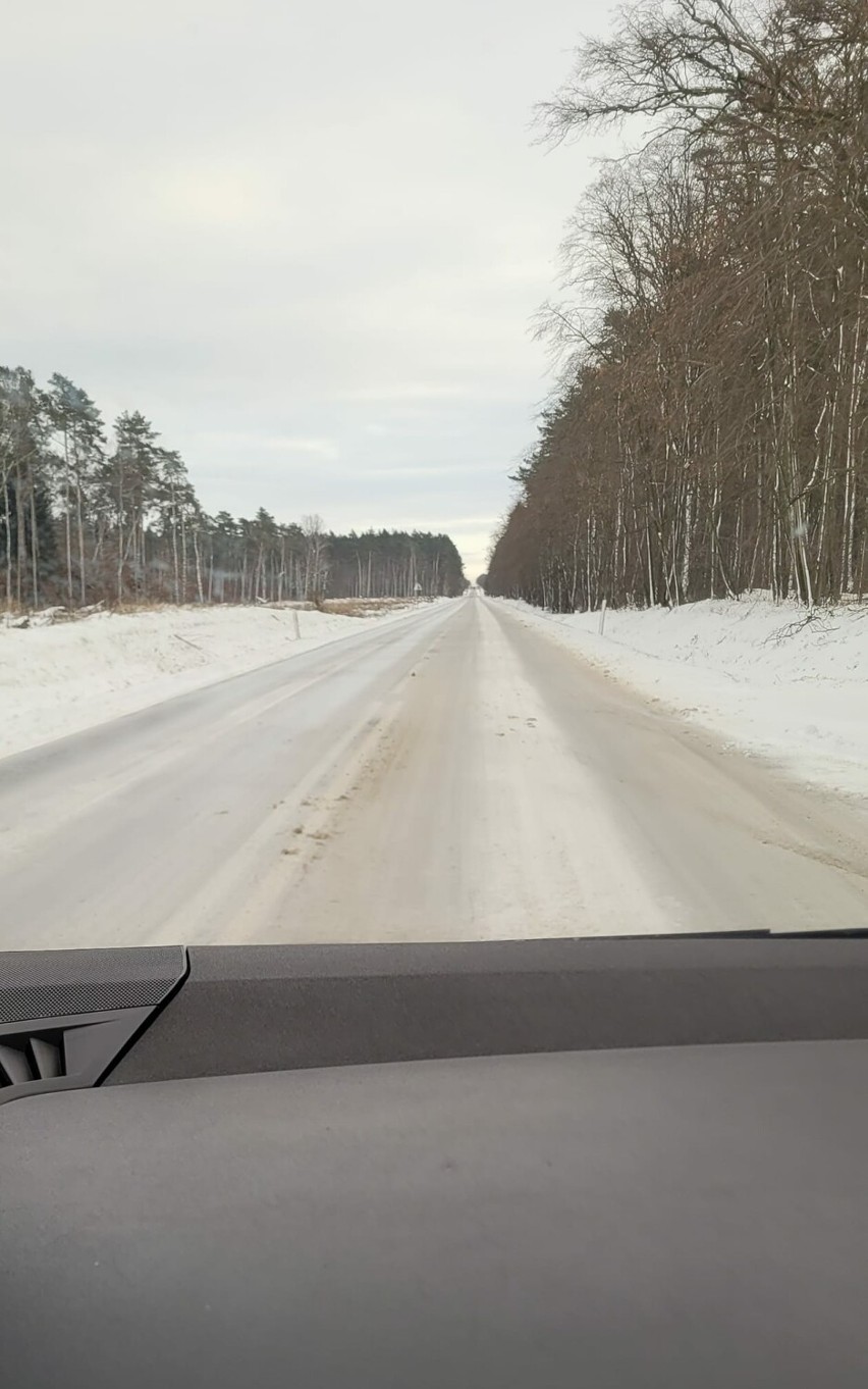 Zima zaskoczyła kierowców! Lód na drogach i chodnikach powiatu szamotulskiego. Mieszkańcy przesyłają zdjęcia