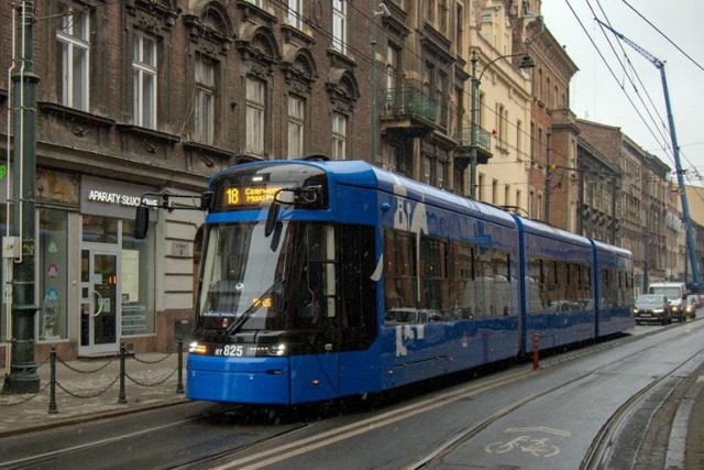 Po Krakowie kursuje tramwaj z opuszczonym pantografem, bez korzystania z sieci trakcyjnej