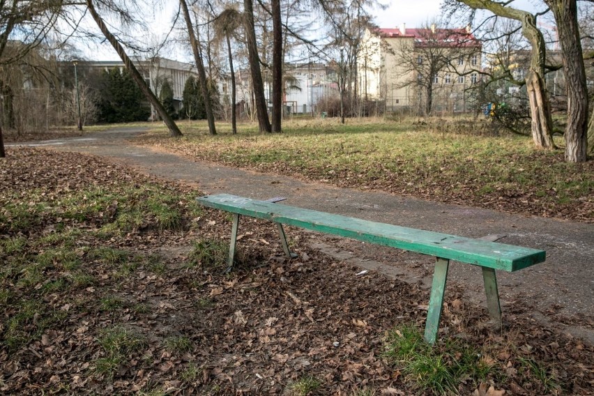 Park Jalu Kurka był zamknięty od lat. Zielony teren przy...