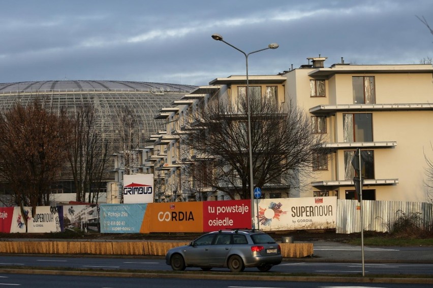 Taki widok na Tauron Arenę Kraków wyłania się od strony alei...