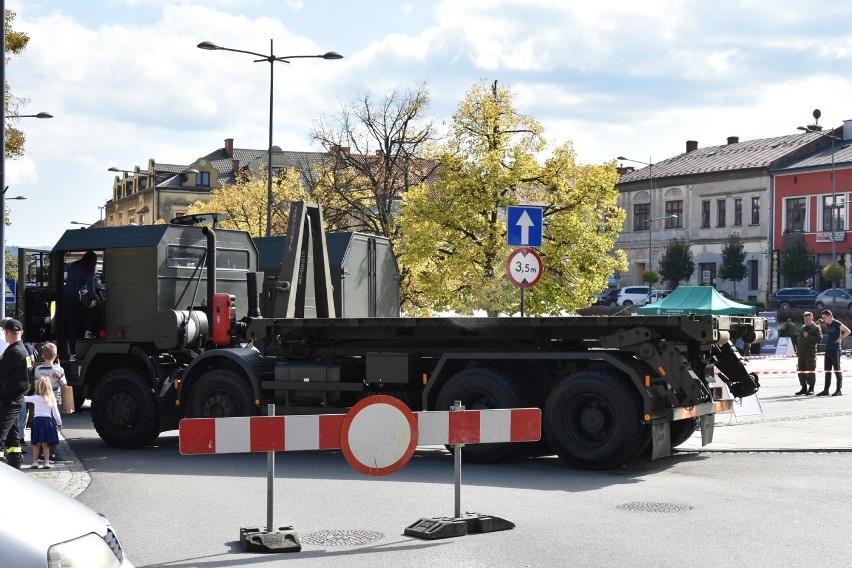 Gorlice. Sportowy Piknik Rodzinny z 11. Małopolską Brygadą Obrony Terytorialnej. Rynek pełen ludzi, najwięcej zabawy mają dzieci [ZDJĘCIA]