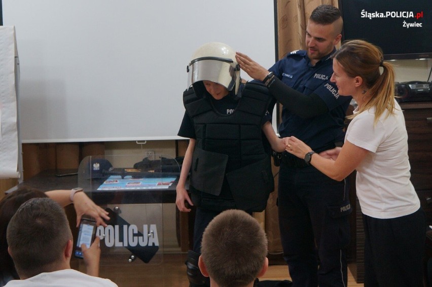 Policjanci z Żywca spełnili marzenia 18-letniego Krzysia, podopiecznego Fundacji Pomocy Dzieciom w Żywcu!