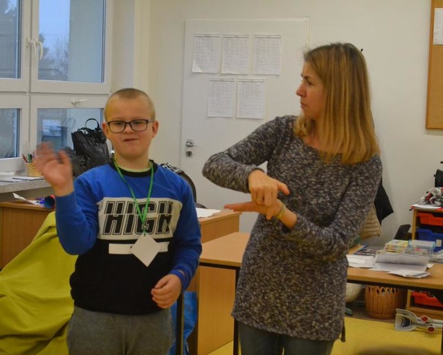 Sztutowo. Dzieci wcieliły się w role osób niepełnosprawnych, poznały niektóre elementy języka migowego.