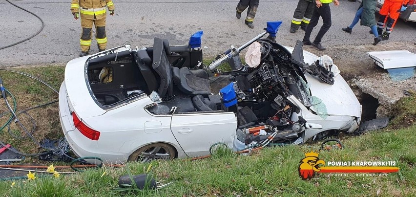 Jerzmanowice. Wypadek na drodze krajowej. Samochód uderzył w betonowy przepust. Dwie osoby ranne, lądował helikopter pogotowia lotniczego