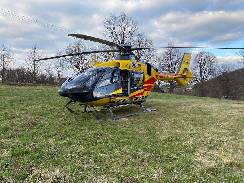 Jerzmanowice. Wypadek na drodze krajowej. Samochód uderzył w betonowy przepust. Dwie osoby ranne, lądował helikopter pogotowia lotniczego