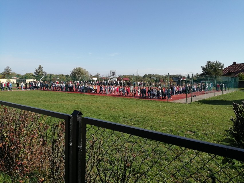 Ewakuacja uczniów w wieluńskiej dwójce. Ćwiczenia z udziałem strażaków [FOTO]