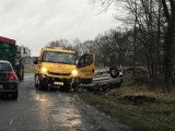 Leszno/Góra. Dachowanie na drodze wojewódzkiej. 49-letnia kobieta trafiła do szpitala [ZDJĘCIA]