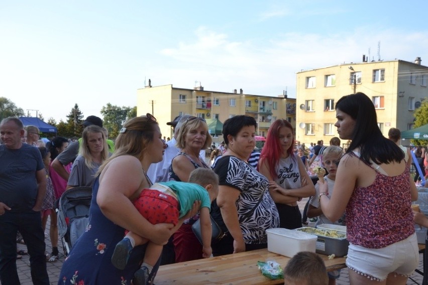W Radomicach w gminie Lipno na pikniku na pożegnanie wakacji bawiły się całe rodziny. Zabawa była fantastyczna! [zdjęcia]